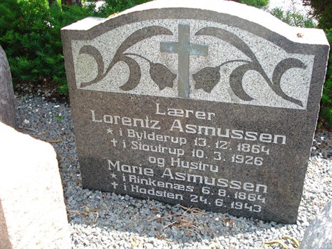 Lorentz -Asmussen ,-gravsten -i -Kolt -juli -2010_800pixels _web